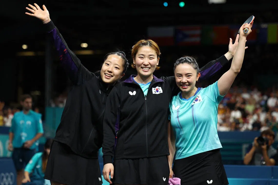 （左起）申裕斌、李恩惠和田志希，让韩国时隔16年再度赢得奥运乒乓球女子团体赛奖牌。（路透社）
