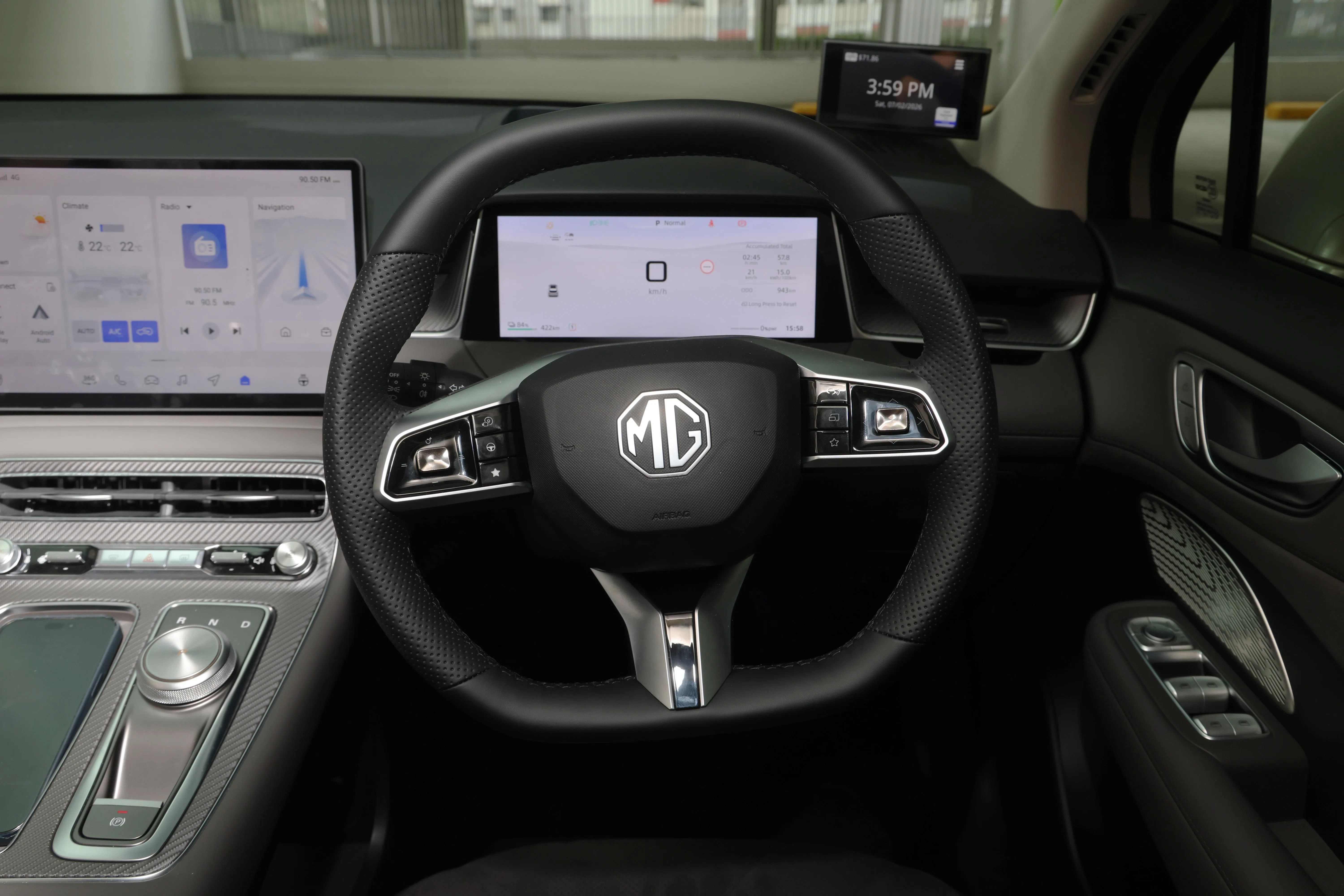 方向盘手感轻巧，操控自然顺畅。（唐家鸿摄）