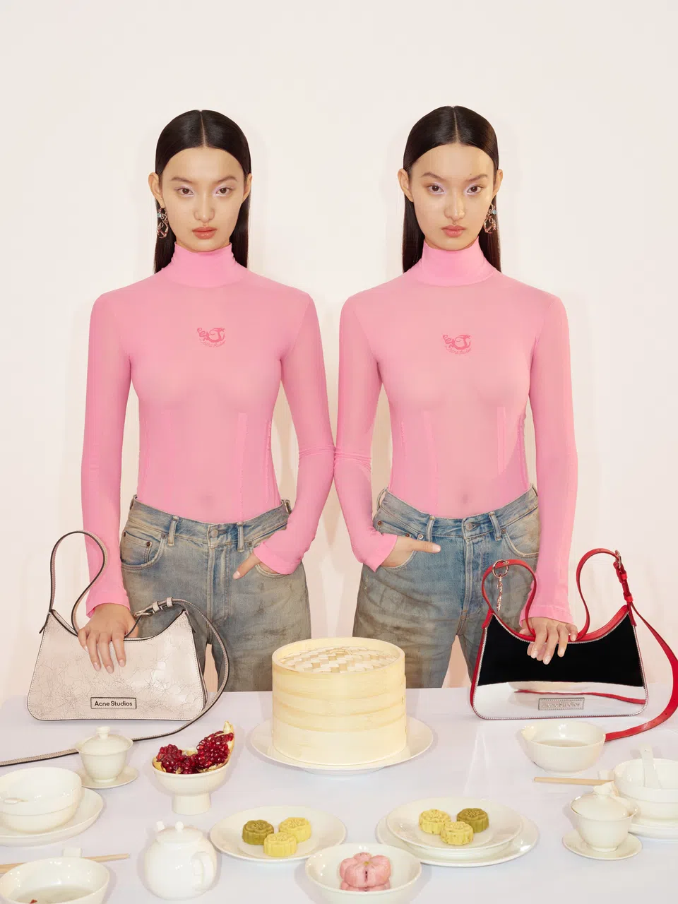 S字小龙印在粉红色紧身长袖T恤上，俏丽亮眼。（Acne Studio提供）