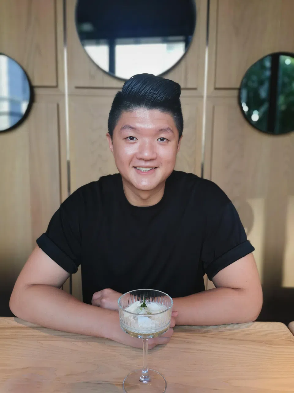 台湾餐馆JL Studio创办人兼主厨林恬耀。图为林恬耀在2021年展示疫情下的最新创作：纯白、典雅、清凉的“点心版”黑胡椒螃蟹。（温伟中摄）