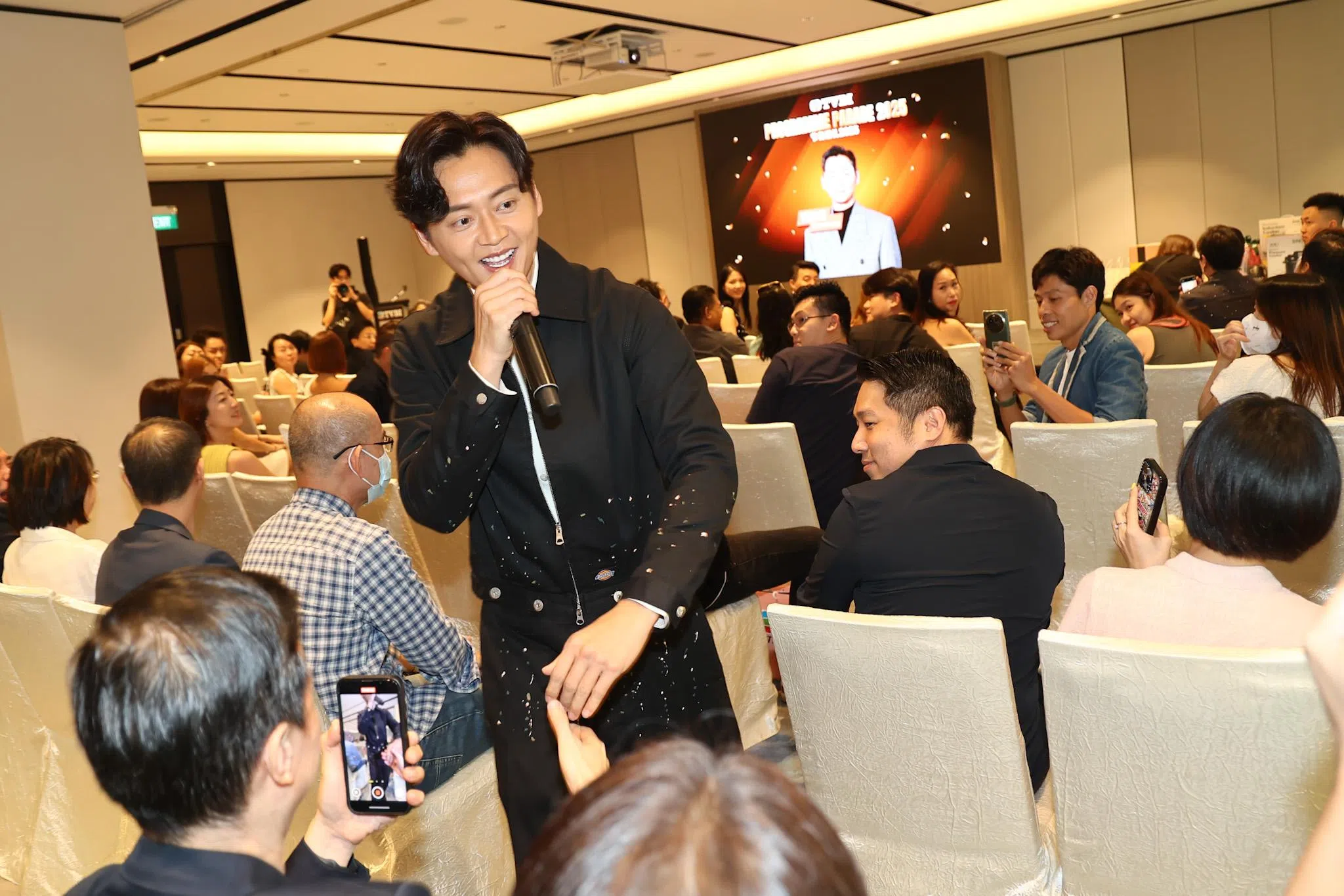 张振朗边唱边到台下与观众握手，笑说这是“自制握手环节”。（陈渊庄摄）