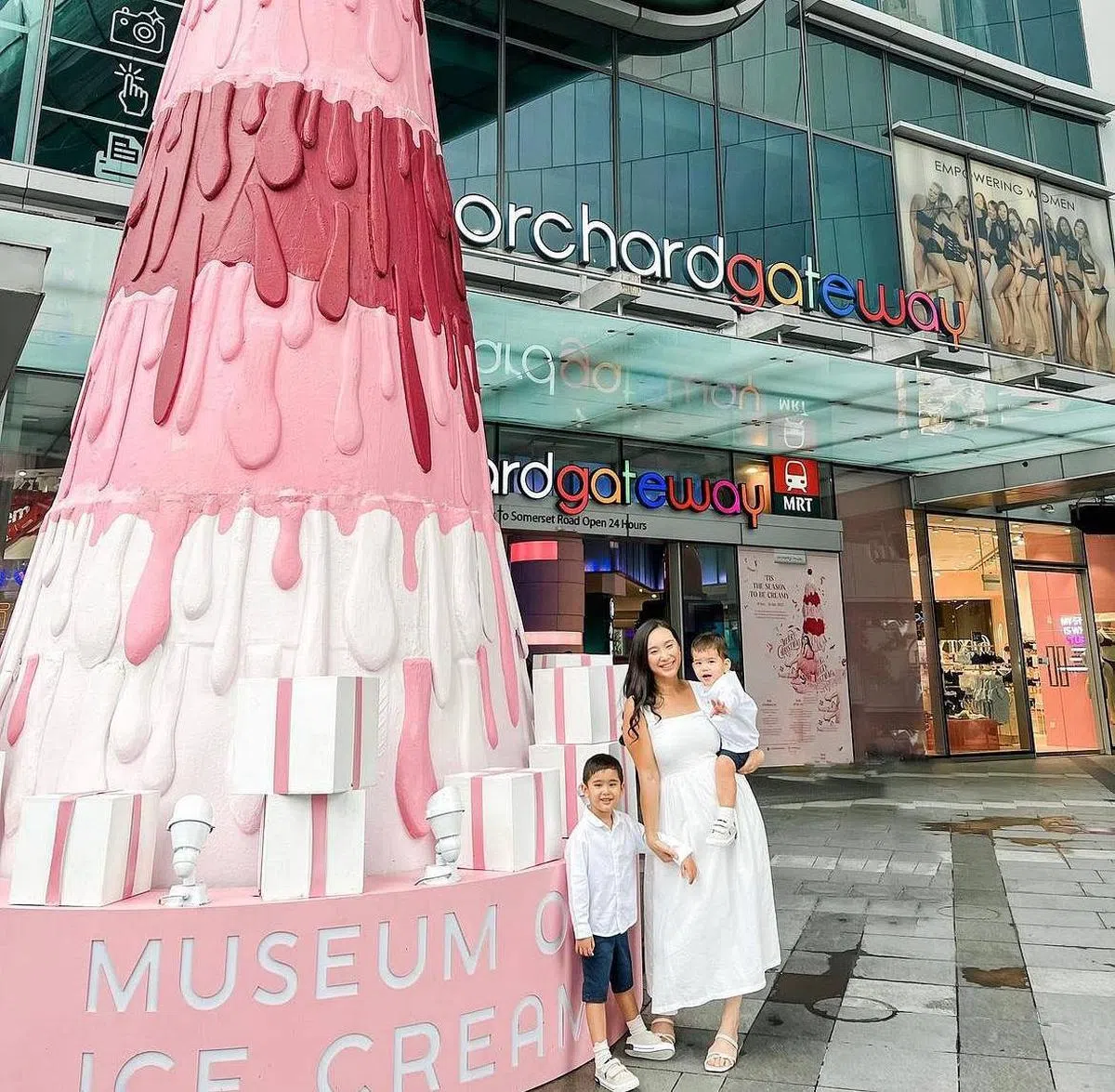 Orchard Gateway外的粉红冰淇淋形状圣诞树（图/@christine.fieldhall Instagram）。