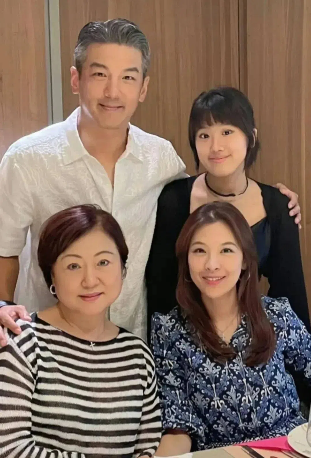 梧桐妹（后排右）晒与爸爸孙志浩（后排左）、后妈林若亚（前排右）的合照。（取自Instagram）