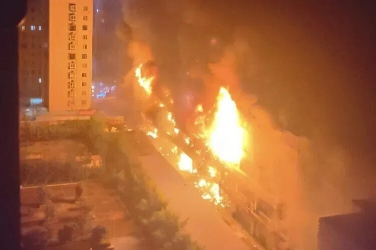 郑州一汽车用品商场失火致二死