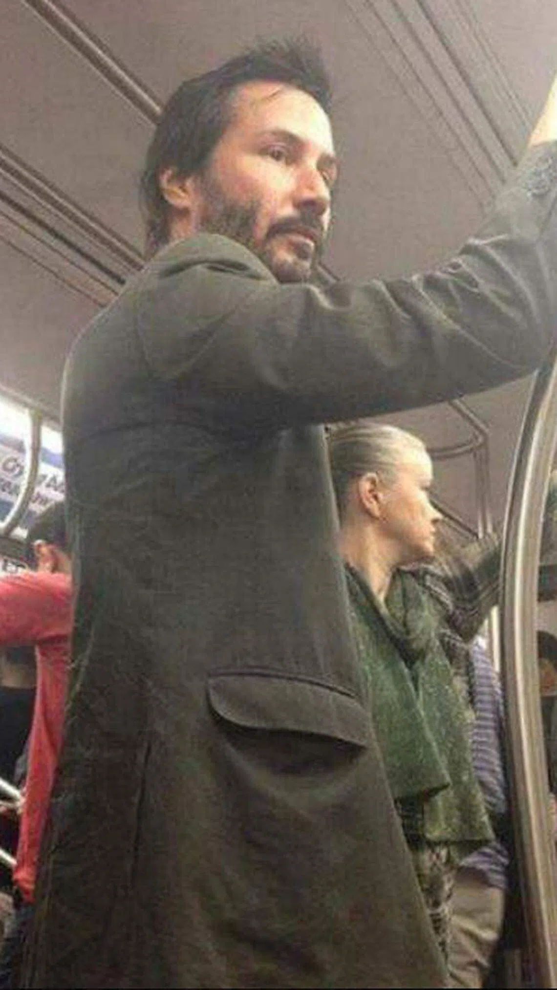 奇诺李维斯被拍到乘地铁。（互联网）