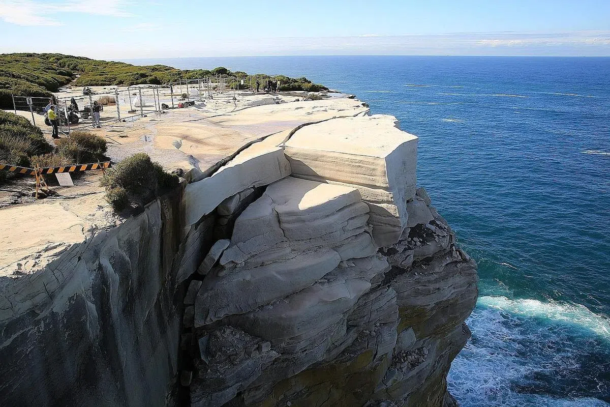 “蛋糕悬崖”位于悉尼南部的皇家国家公园。通体由白色砂岩组成，常年受到海水腐蚀，岌岌可危地坐落在海洋的边缘。根据调查，“蛋糕悬崖”的内部结构并不稳固，可能在任何时候坍塌。（新南威尔士国家公园与野生动物服务处）