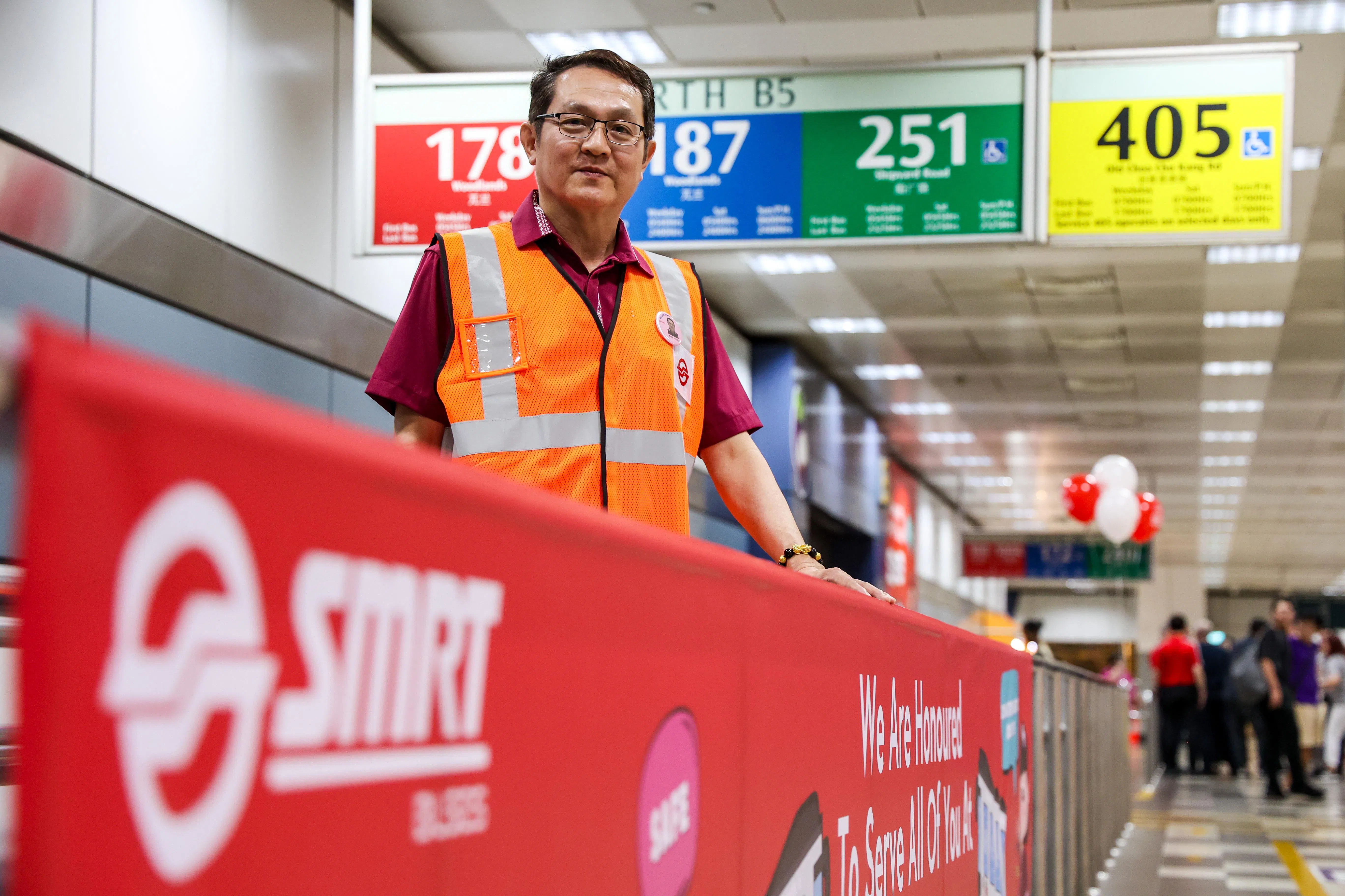 原本在新捷运服务的高级巴士车长许帝贤，本月加入SMRT，继续驾驶他熟悉的巴士路线。（陈斌勤摄）