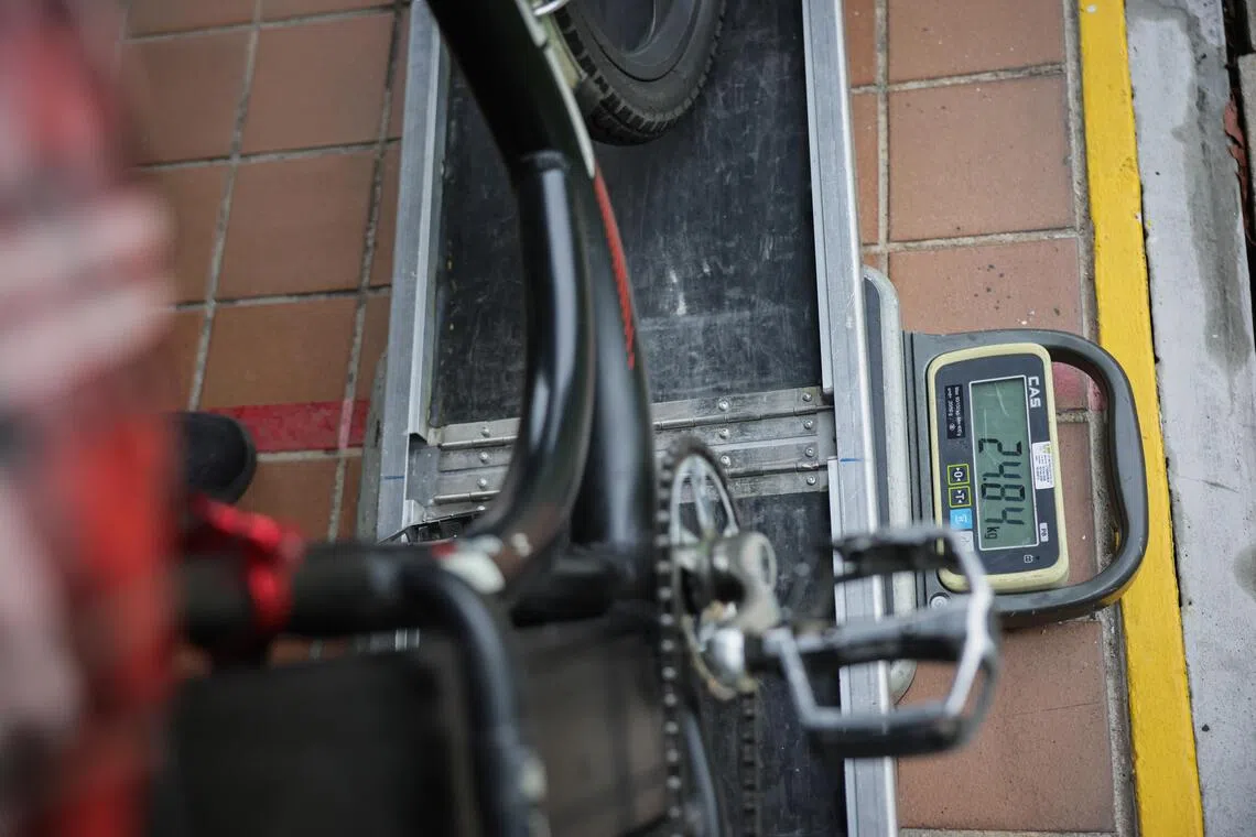 图中电动脚踏车的重量近25公斤，明显不合规。（海峡时报）