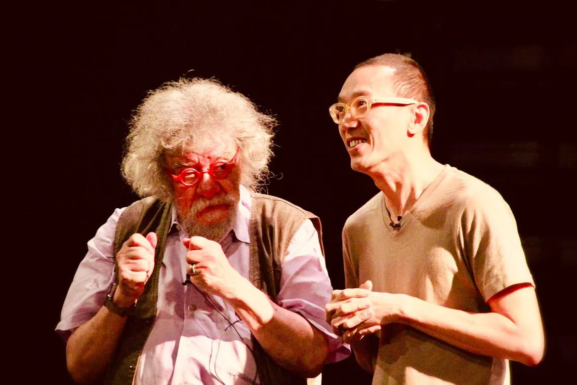 菲利普·高利埃（Philippe Gaulier，左）是形体剧场推动者，以独特教学风格闻名，对詹辉振的剧场生涯深具影响。（受访者提供）