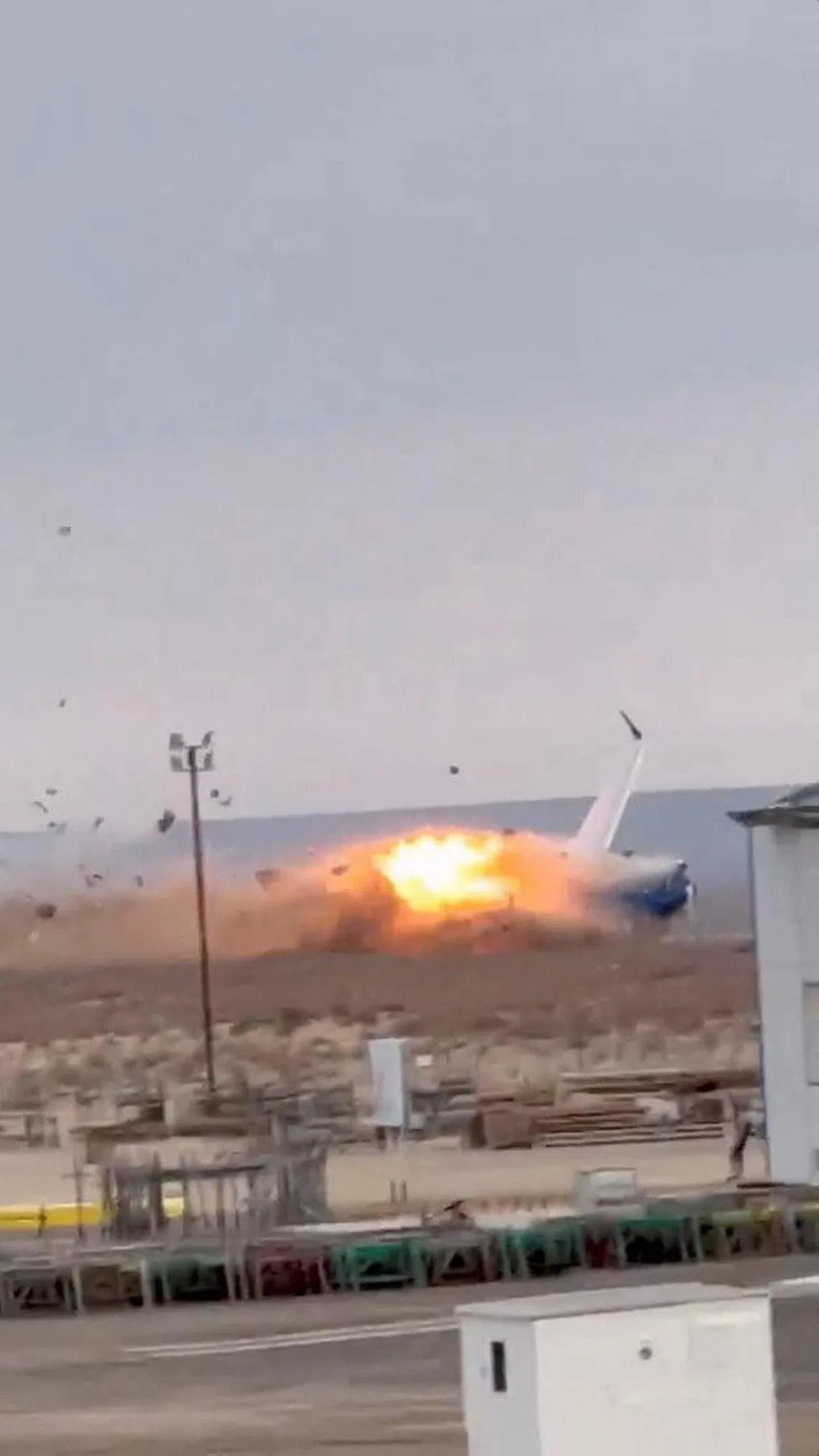 社交媒体的视频截图显示，阿塞拜疆航空公司一架客机12月25日在哈萨克斯坦阿克套市附近坠毁的瞬间发生爆炸。（路透社）