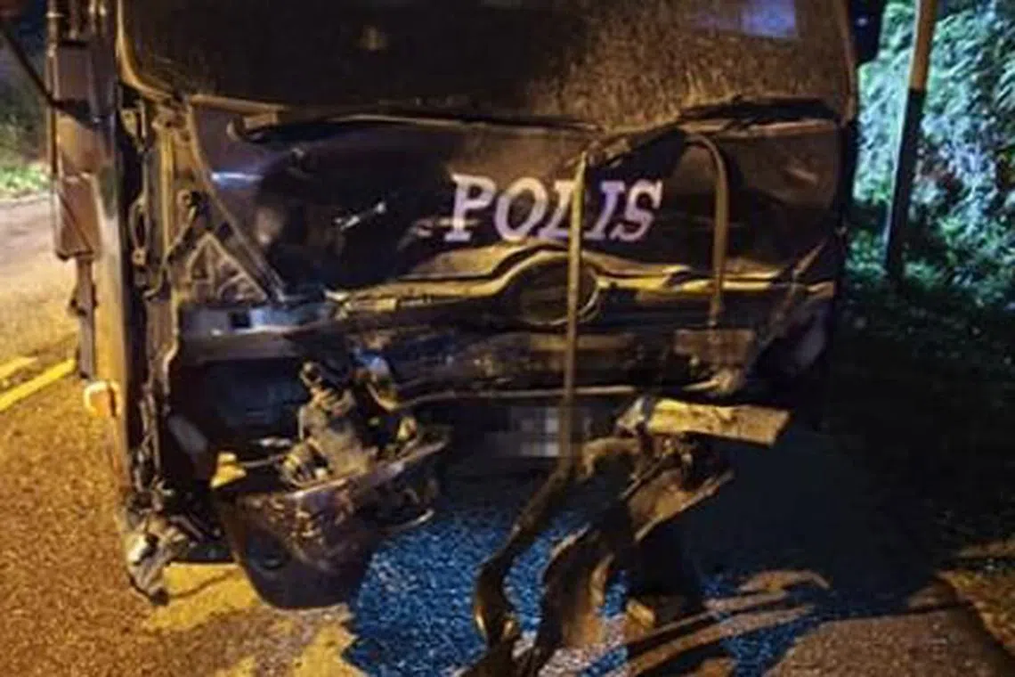 警方卡车前端损坏。（南洋商报）