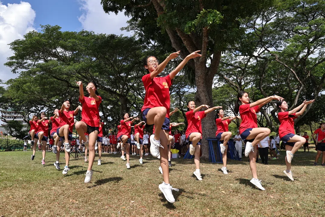 中三学生代表教导全校学生国庆典礼表演的舞步。（南洋女中提供）