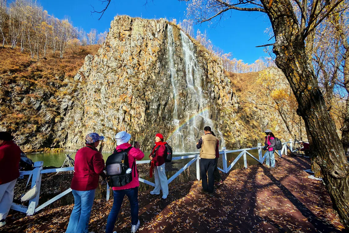 秋日瀑彩。（吴伟承摄）