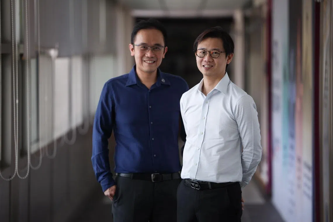 内政科技局的生物识别与意图评估专业研究中心副署长纪盈胜（左）和房地产经纪张尊佑获颁内政部长国庆奖章。（关俊威摄）