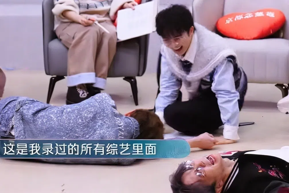 薛之谦（前右）、周深（中）、刘端端（左）笑得摊到地上。（取自节目视频截屏）