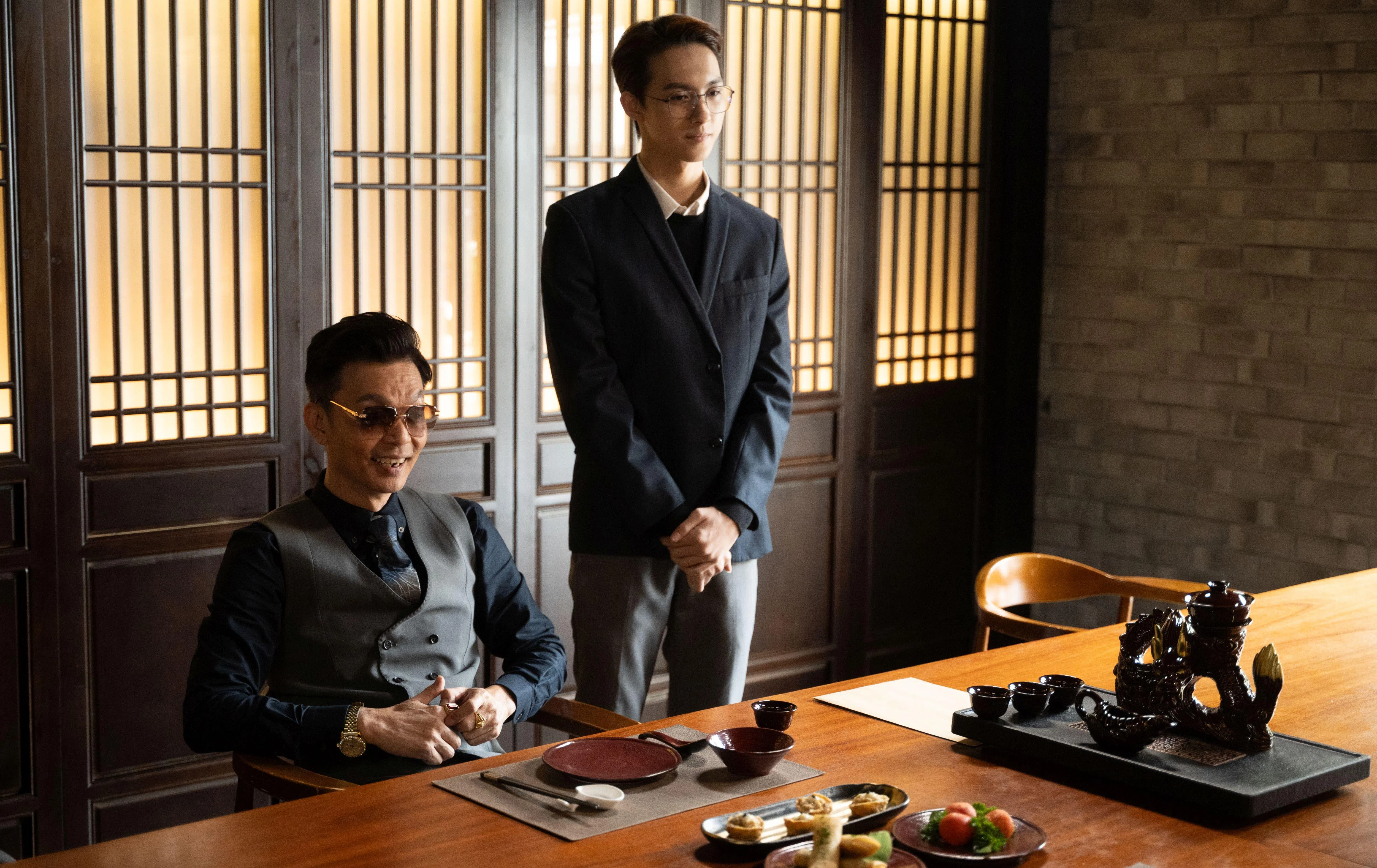 李国煌（左）在《蛊降》饰演皮笑肉不笑的地产奸商。（嘉华院线提供）