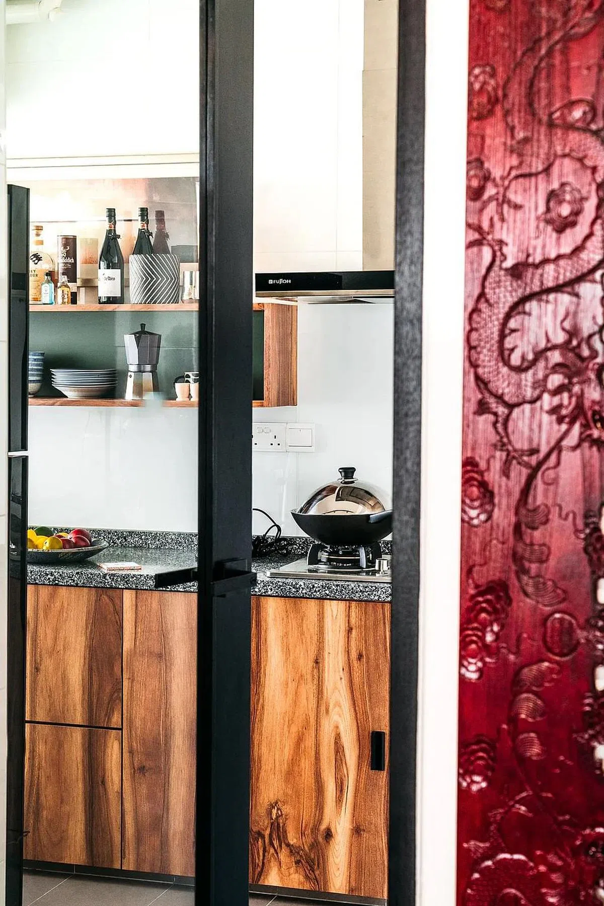 厨房外墙挂着一片刻上龙图案的木雕装饰。（Pivot.sg提供照片）