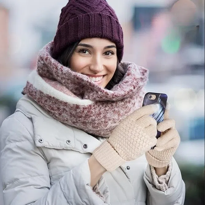 戴上触控手套，既保暖又能随时滑手机。（互联网）