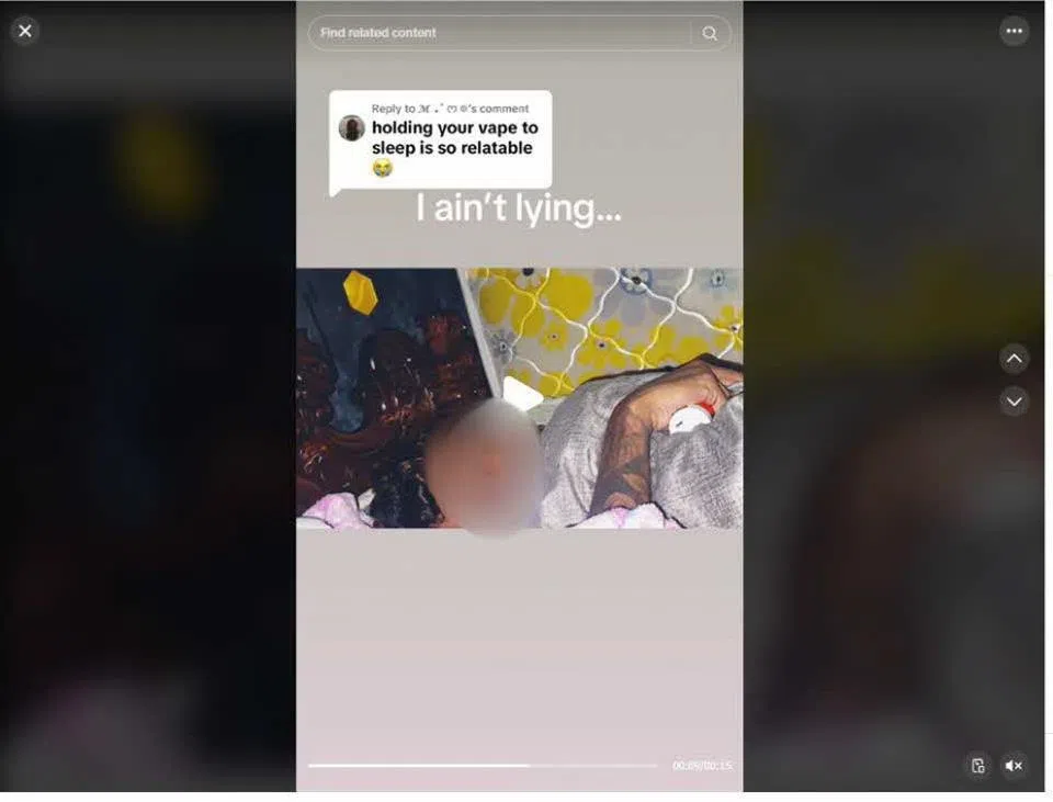 被告发布在TikTok的一个视频截图中可见，他手上持有一个红色电子烟。（卫生科学局提供）