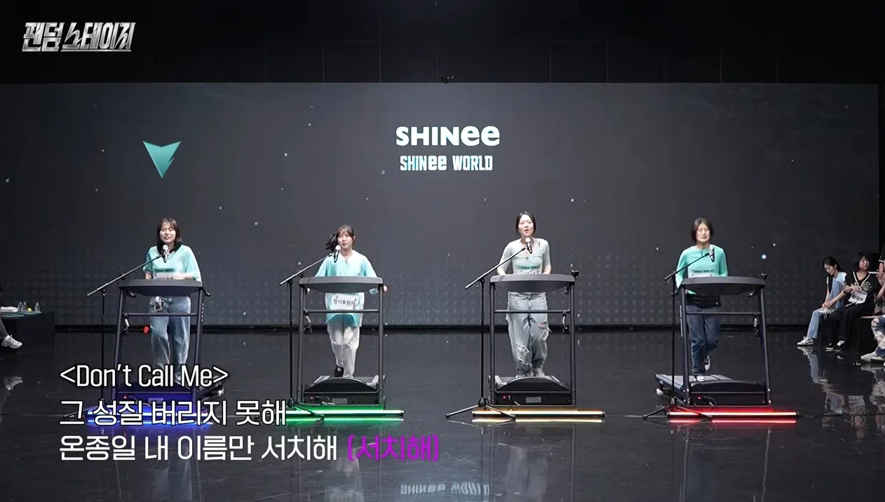 SHINee粉丝在跑步机上边跑步，边念出偶像歌曲的应援。（翻摄自视频画面）