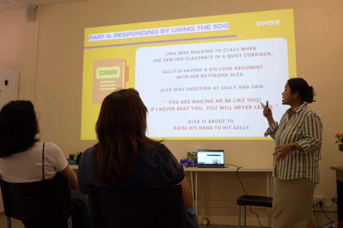 女性行动与研究协会（AWARE）推广“5D”策略，教导旁观者在保障自身安全下提供帮助。（视频截图）