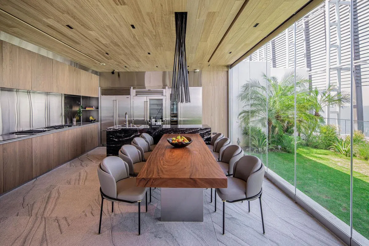 采光十足的厨房，外面就是天台花园。（Bryan Van Der Beek摄）