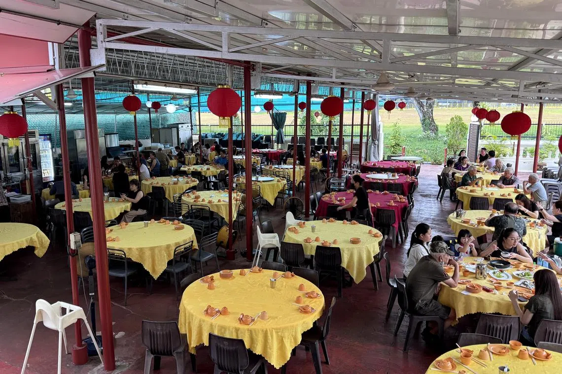 华友园海鲜的户外用餐氛围有怀旧气息。（龙国雄摄）