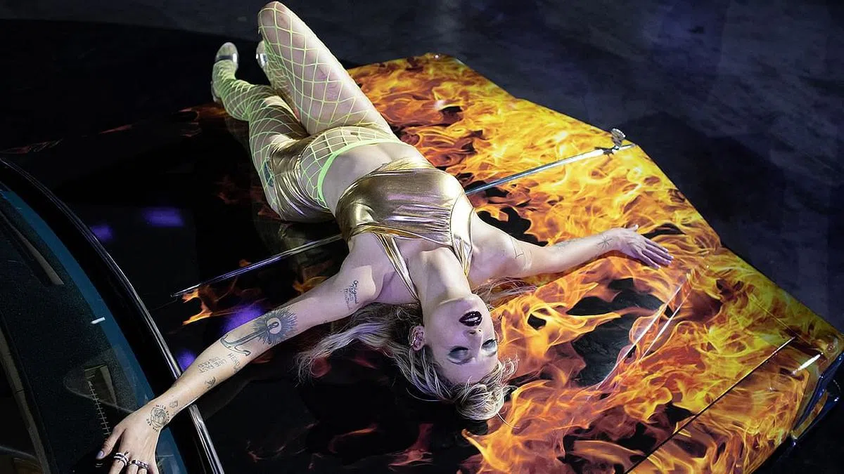 《变鈦》汽车模特儿对汽车发生“性”趣。（片商提供）