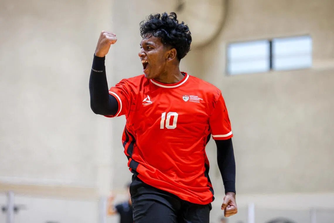 10号球员得分后振臂欢呼。（游甯稀摄）