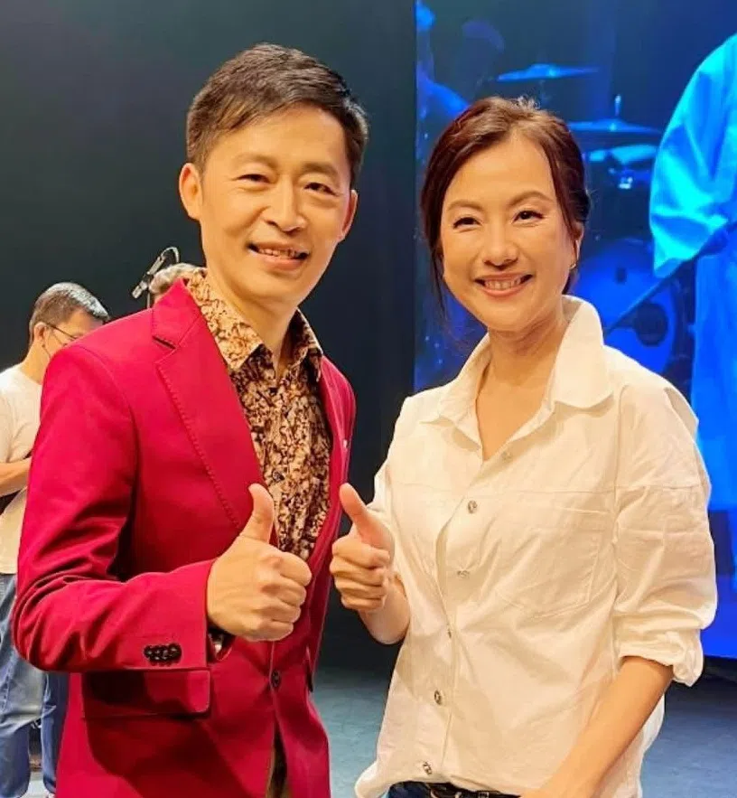 易凌（右）感谢梁文福给予她的支持及鼓励。（易凌提供）