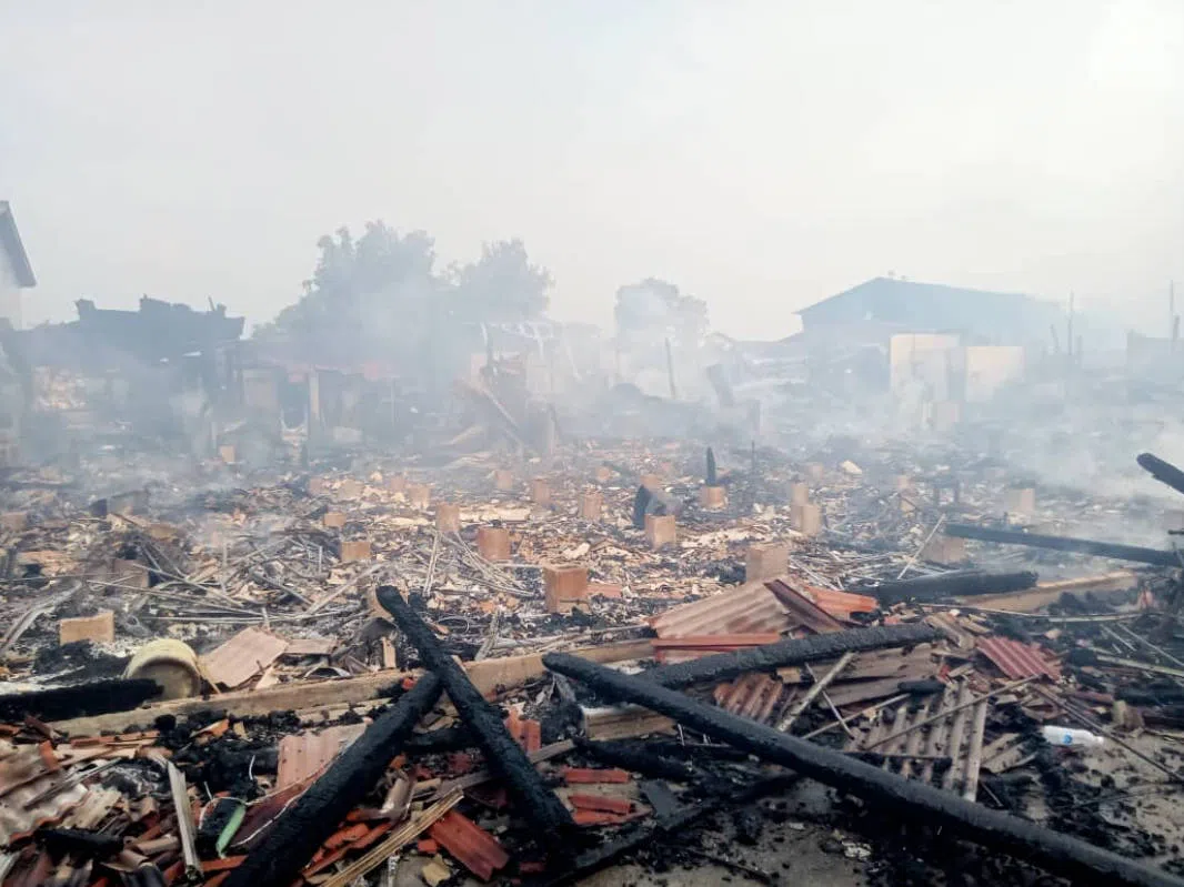 火势在早上约7时30分受到控制，并于上午10时45分全面扑灭残火，行动正式结束，火灾现场一片灰烬。（中国报）