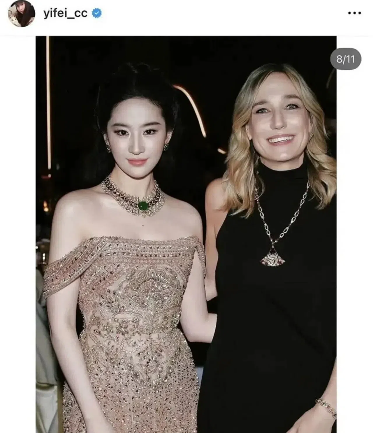 刘亦菲（左）分享与珠宝品牌CEO Laura Burdese的合照，却将一旁的越南女星胡玉荷裁剪掉。（互联网）