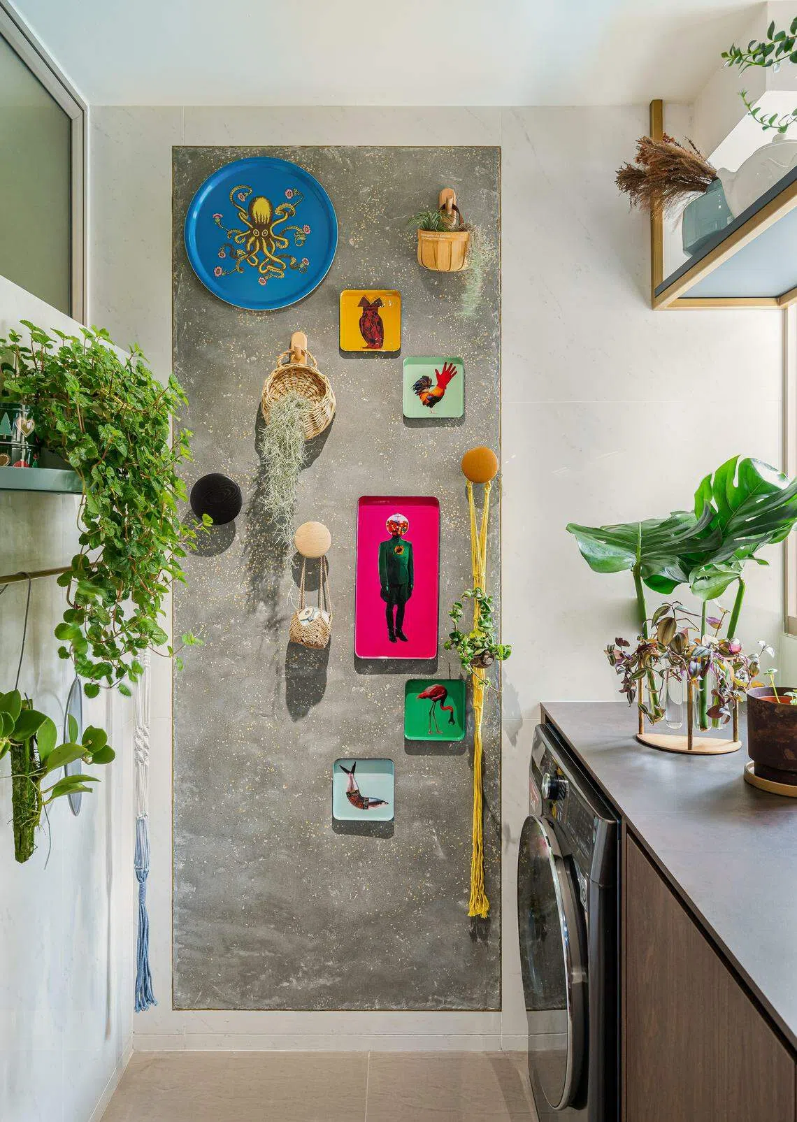 厨房的装饰墙是一面特制的水泥墙。（Pivot.sg）