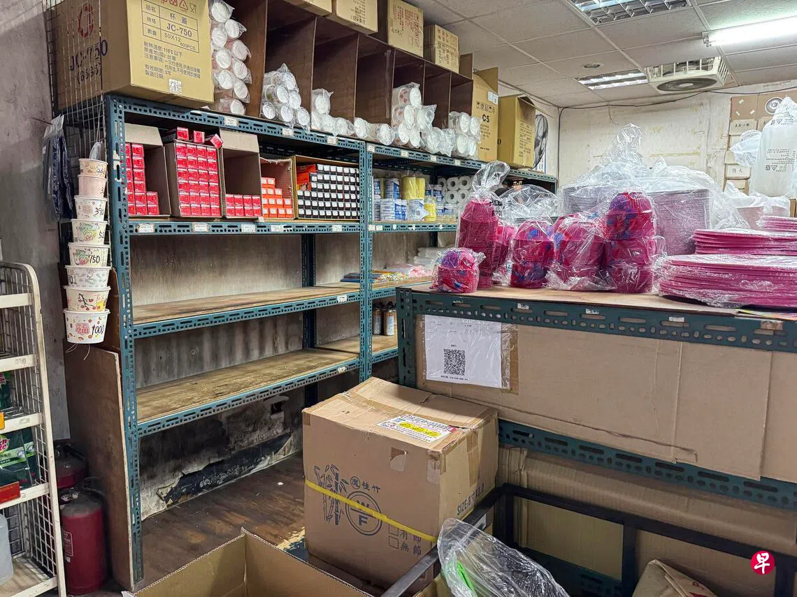 中东战事冲击全球石化原料供应链,台湾新北市一家免洗餐具商行店内的塑胶袋几乎被抢购一空。 (庄慧良摄) 中东战事冲击全球石化原料供应链,台湾新北市一家免洗餐具商行店内的塑胶袋几乎被抢购一空。 (庄慧良摄)