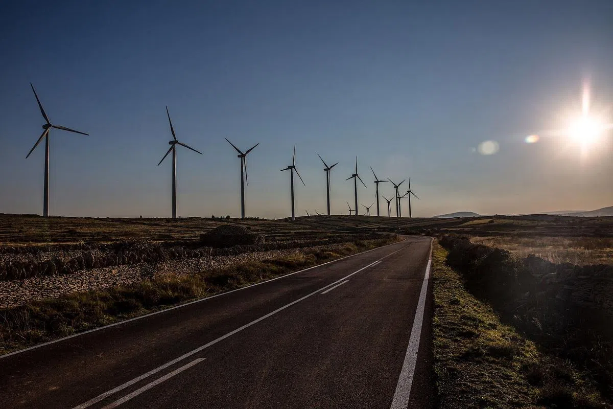 西班牙公路边的风力发电装置。（图：彭博社）