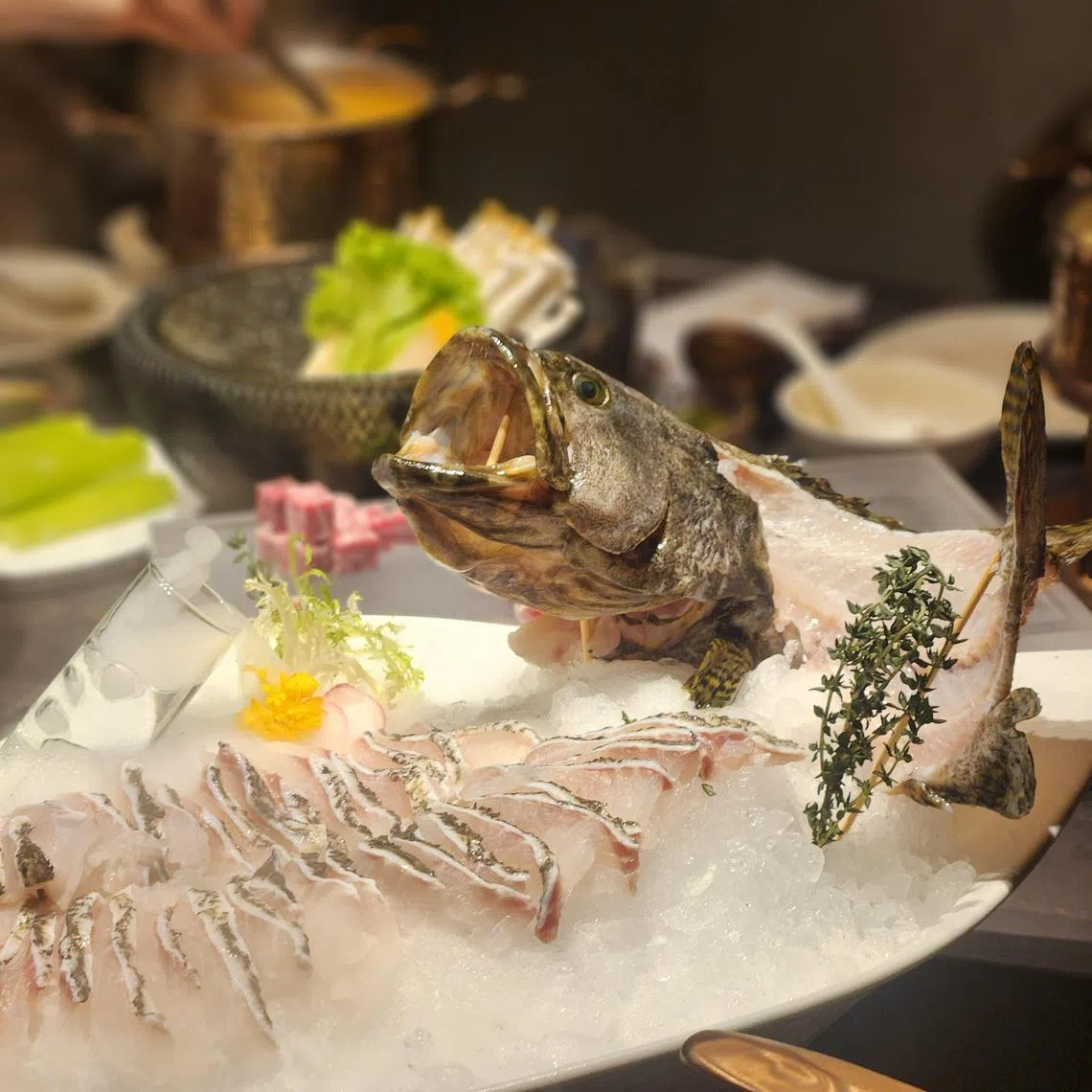 美滋锅尊鲜是唯一提供活海鲜门店，鱼只现点现切片。（陈爱薇摄）