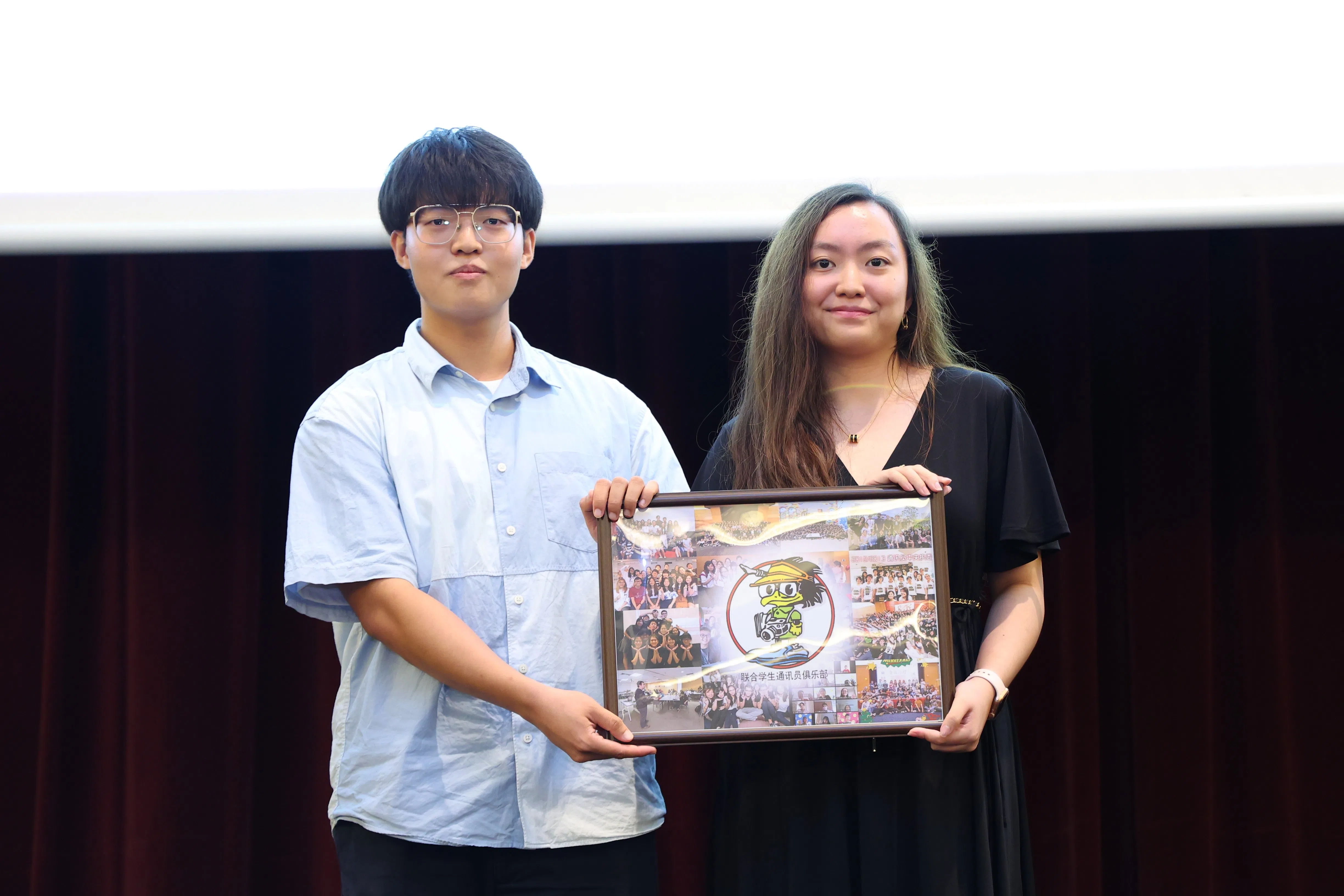 现任主席周佳铃（19岁）（右）将代表学生通讯员俱乐部的信物亲手交予新任主席王博涵（22岁）。（林明顺摄）