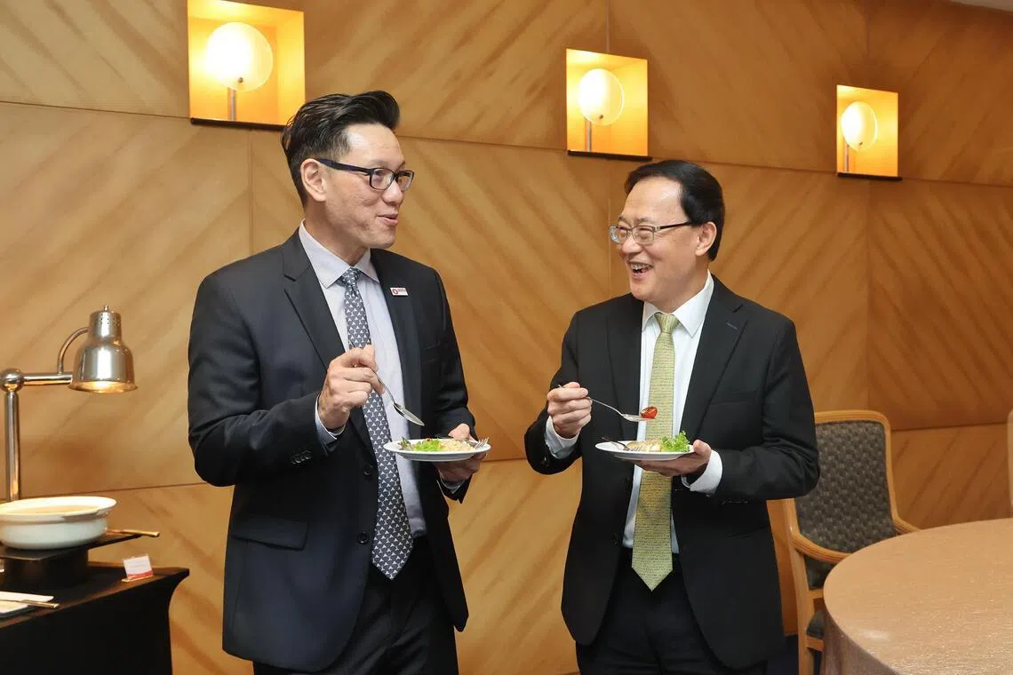 新翔集团总裁兼首席执行官莫智雄（左）与淡马锡生命科学研究院首席执行长兼董事谢龙民（右）品尝研究院研发的食材。（唐家鸿摄）