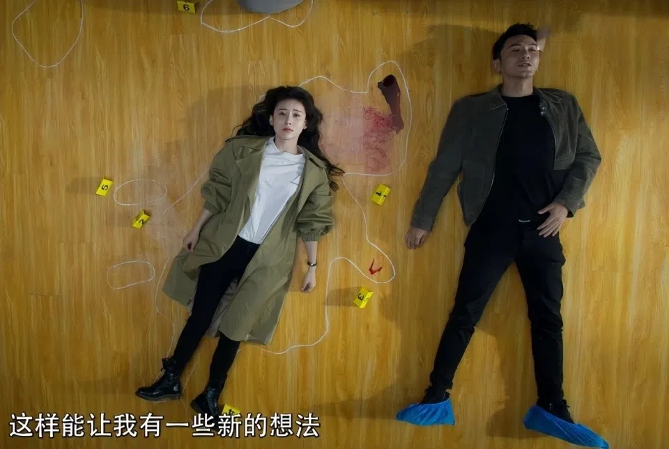 贾青（左）饰演的女演员被奸杀后，仍会“出镜”与查案警探肖顺尧对话。（视频截图）