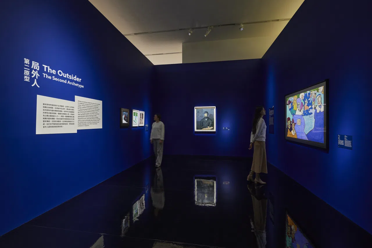 毕加索《男子肖像》（中）与陈福善《荣华富贵》同场展出。（香港M+提供）