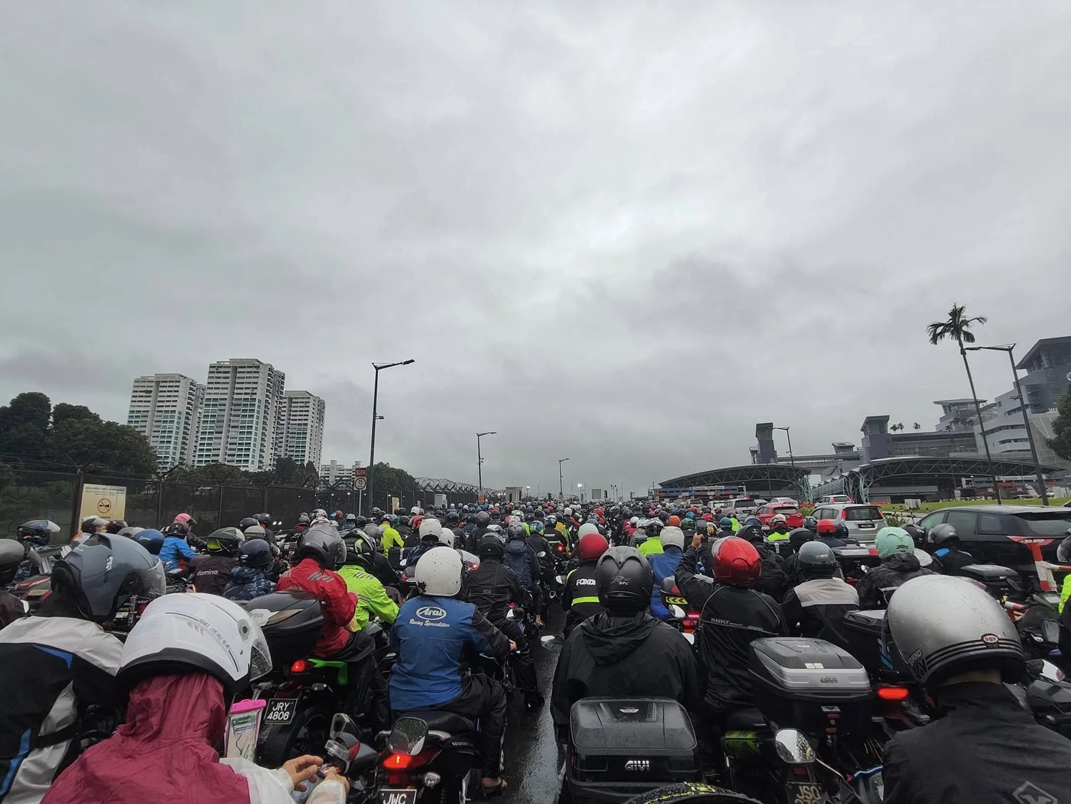 雨下个不停，公路上的车辆莫不放慢车速。兀兰关卡的交通更是拥挤不堪，有越堤族申诉星期五晚上花了至少三小时才通关。（取自脸书）