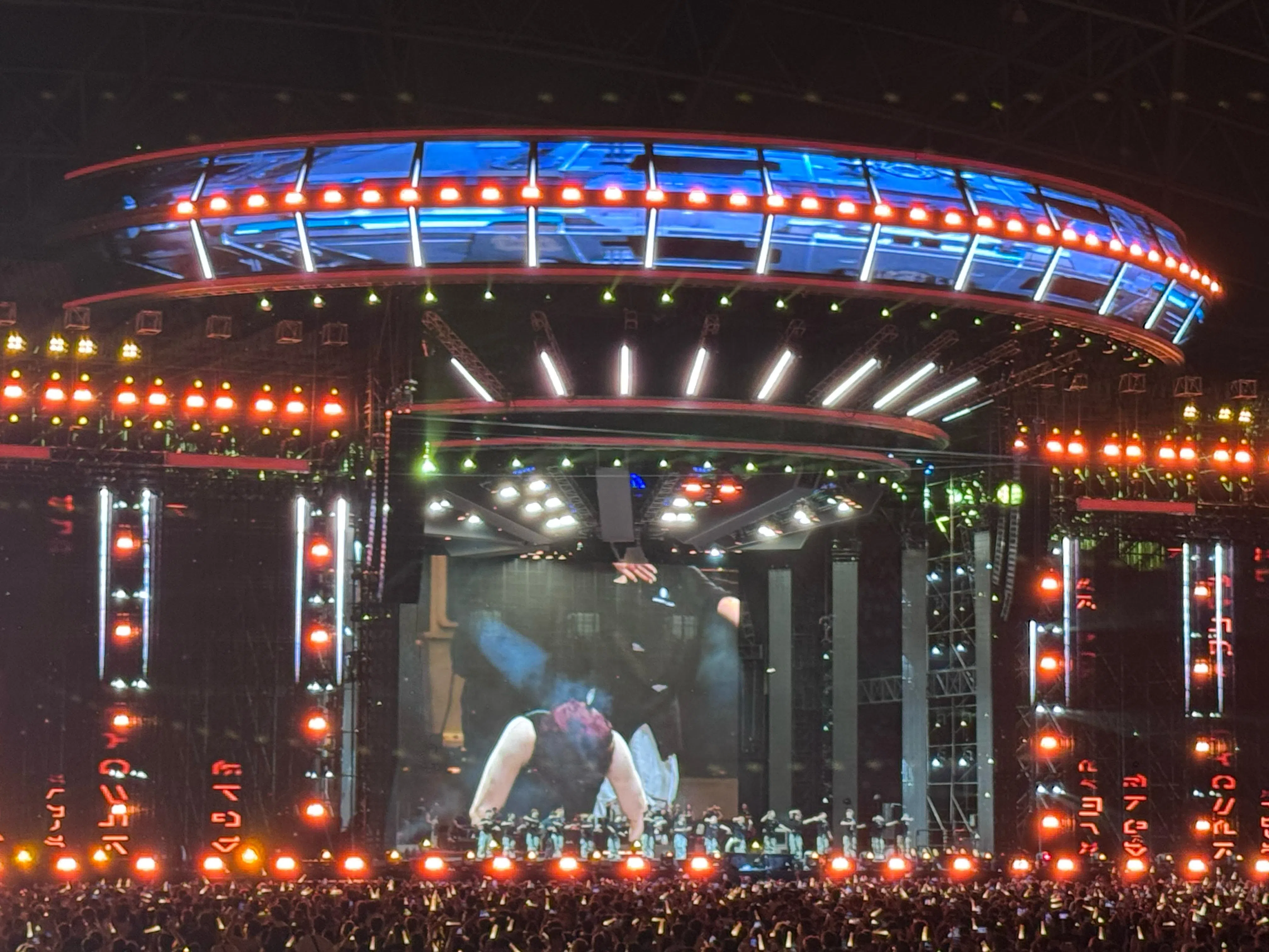 薛之谦将舞台打造成飞碟模样。（蓝靖仪摄）