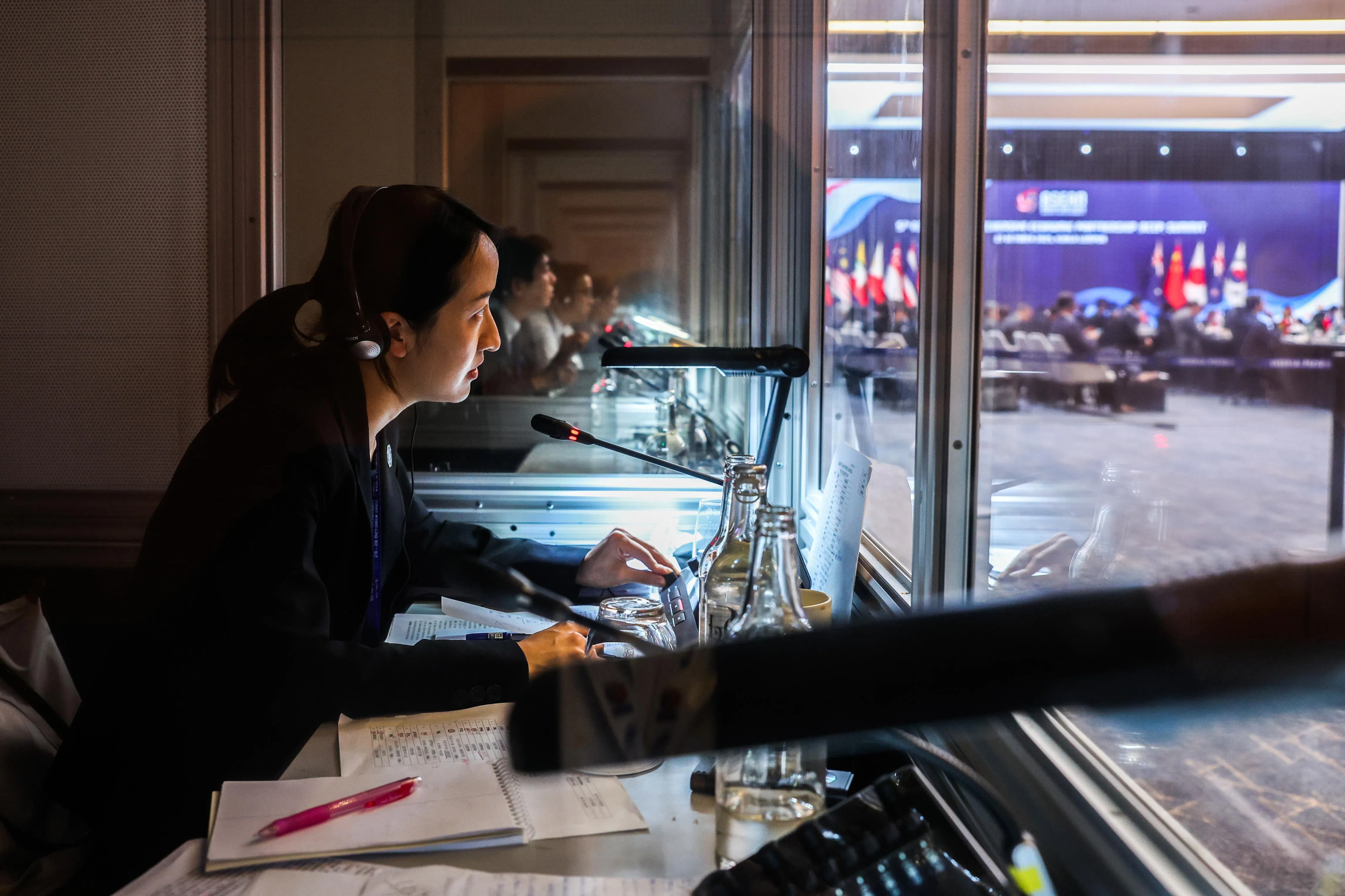 第47届亚细安峰会动用多名口译员，他们在吉隆坡会展中心场边坚守岗位，确保各国领导人沟通顺畅，是一般人看不见的英雄。（马新社）