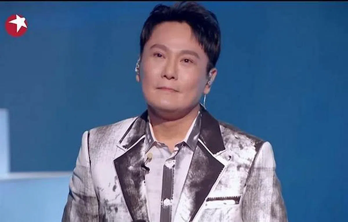 张信哲近日亮相电视台却被发现严重发福。(微博截图)