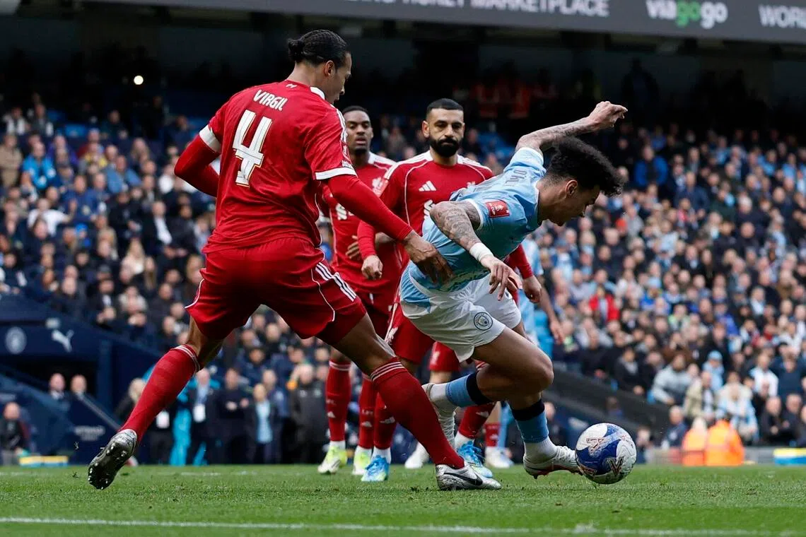 奥赖利在禁区内被红军队长范戴克绊倒，为曼市争取到罚球和打破僵局的机会。（路透社）