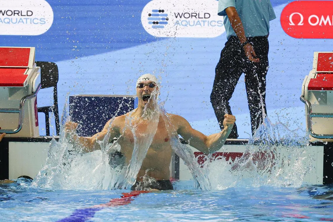 格鲁塞勇夺男子100米蝶泳冠军后，激动庆祝。（关俊威摄）