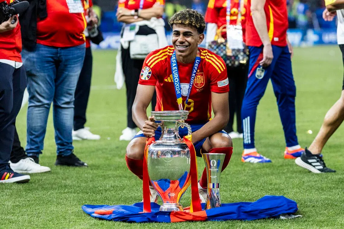 2024年，年仅17岁的西班牙小将亚马尔（图）帮助球队夺得欧锦赛冠军。他的球风和场上位置与梅西相似，因此两人经常被放在一起比较。（路透社档案照片）