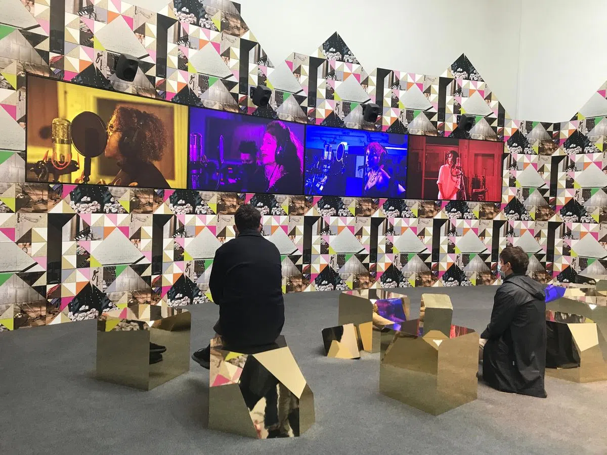 非裔女艺术家索尼娅·博伊斯为英国馆赢得金狮奖最佳国家馆奖。