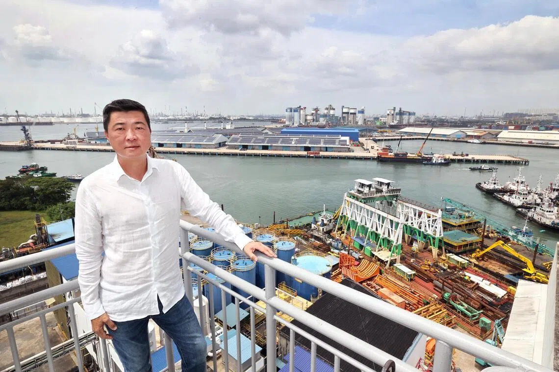 兴隆集团首席执行官郭锦清也是新加坡水协会海岸防护顾问。他说，要建设连续的护岸防线，须展开高度协调工作；业者估计得待确切的护岸设施敲定、《海岸防护准则》出炉，才能更有效地规划。（周国威摄）