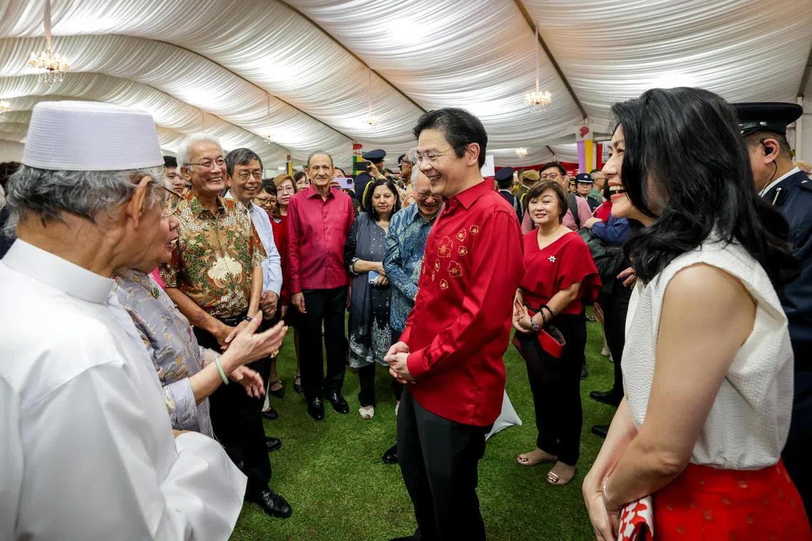黄总理（中）和夫人吕子蕊（右）在国庆酒会上，与宾客交谈。（叶振忠摄）